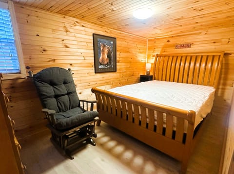 Buck Hill Tiny Home Cabin #3 Mountain & Pond Views