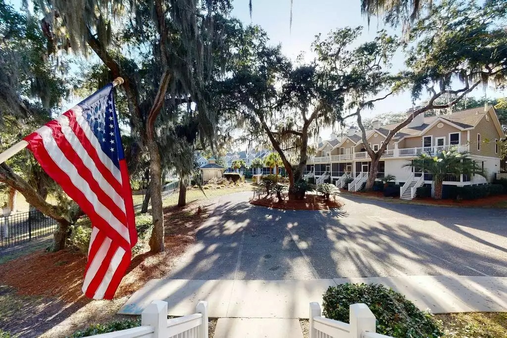 Looking out to the common area... Proud to be an American and we have wonderful neighbors who are proud as well. Looking out to the common area... Proud to be an American and we have wonderful neighbors who are proud as well. - Little House on the Hampton | Waterfront - St Simons Island