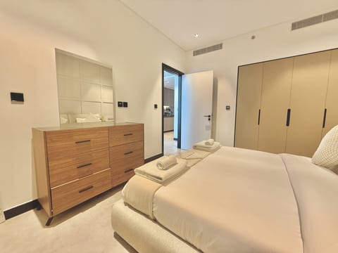 Vserve - 1 BR Escape With City Views & Canal Vibes
