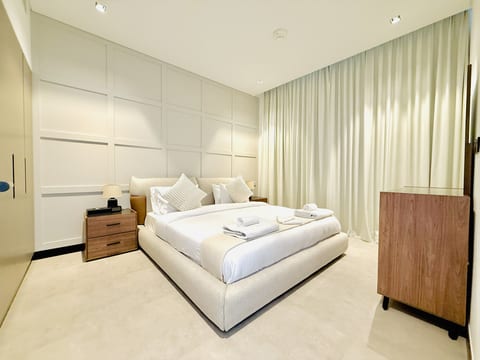 Vserve - 1 BR Escape With City Views & Canal Vibes