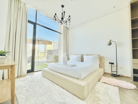 Vserve - Elegant Penthouse Stay in the Heart of JVC