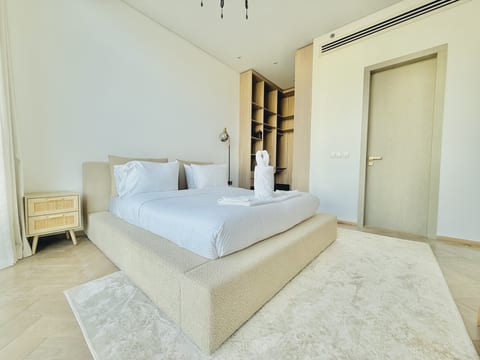 Vserve - Elegant Penthouse Stay in the Heart of JVC