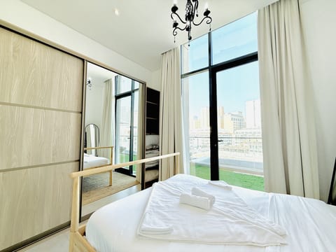 Vserve - Elegant Penthouse Stay in the Heart of JVC