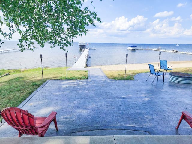 Lakefront living at its best!