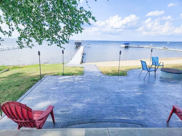 Lakefront living at its best! - Houghton Lake