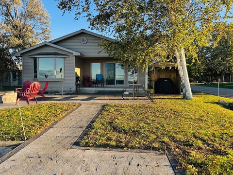 Large Lake front home, great for bigger families! image 2