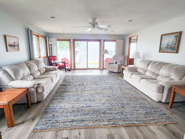 Lakefront living at its best!