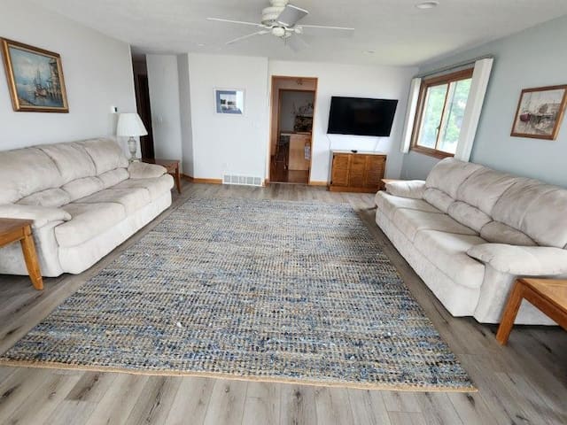 Lakefront living at its best!