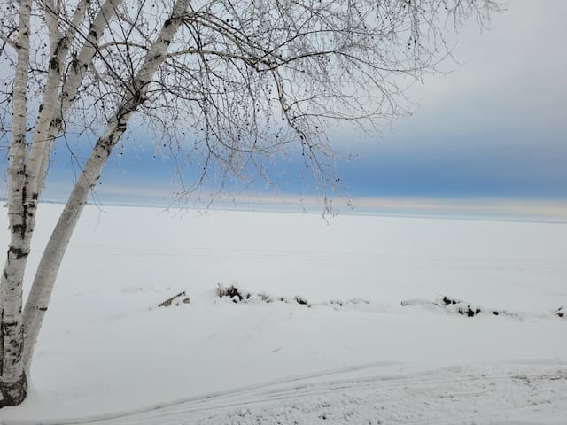 Lakefront living at its best!