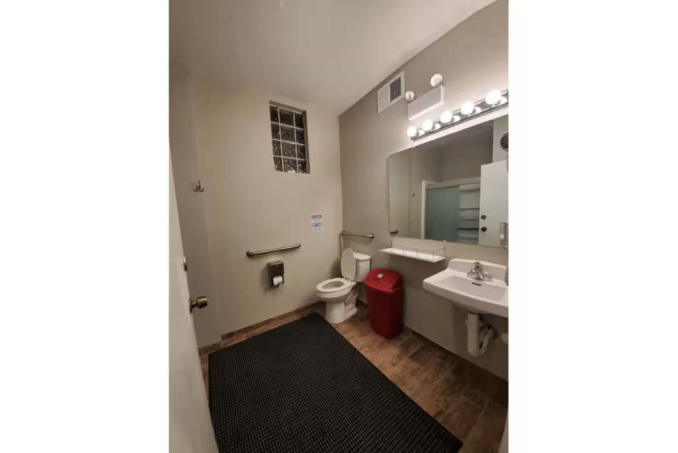 Traveler’s Favorite: Private Room Near Attractions