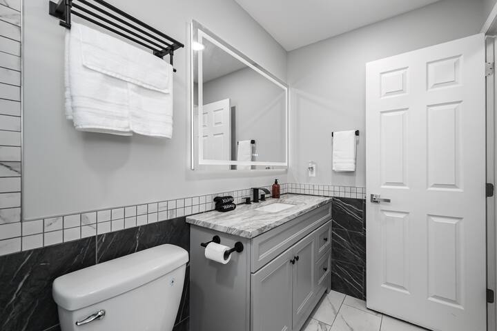 Chef's Kitchen, King Bed by GM Orion, Shops/Dining - Orion charter Township Chef's Kitchen, King Bed by GM Orion, Shops/Dining - Orion charter Township