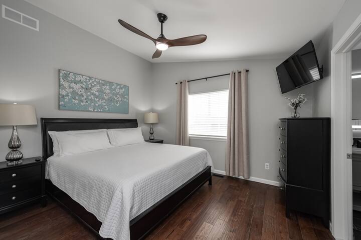 Chef's Kitchen, King Bed by GM Orion, Shops/Dining - Orion charter Township Chef's Kitchen, King Bed by GM Orion, Shops/Dining - Orion charter Township