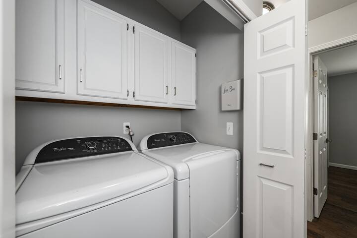 Chef's Kitchen, King Bed by GM Orion, Shops/Dining - Orion charter Township Chef's Kitchen, King Bed by GM Orion, Shops/Dining - Orion charter Township