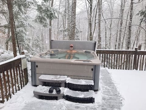 Lake Rescue Chalet-6-BR Lake & Ski House w/Hot Tub