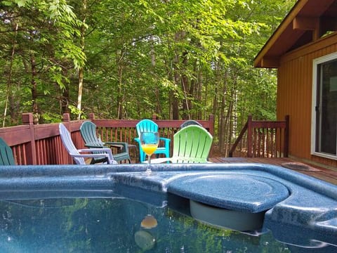 Lake Rescue Chalet-6-BR Lake & Ski House w/Hot Tub