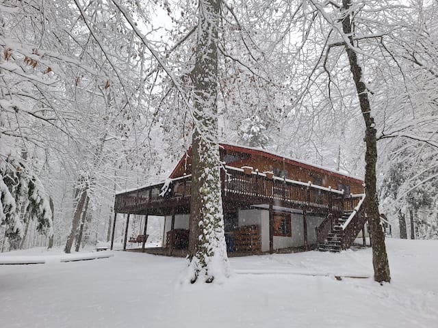 Lake Rescue Chalet-6-BR Lake & Ski House w/Hot Tub - Ludlow