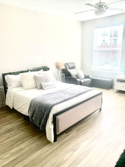 Brand New Studio Apt - Queen Bed - Tucker GA