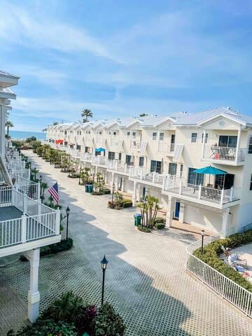 DazeOffAMI - Gulf & Bay Views, Walk to Bridge St!