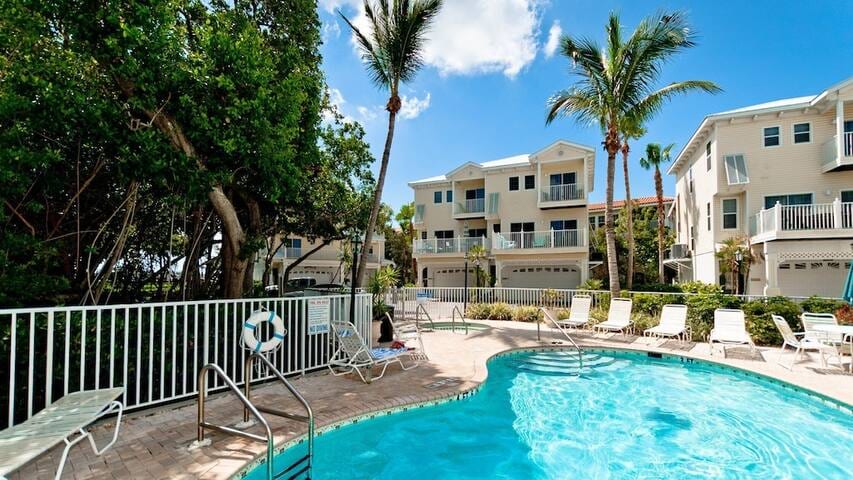 Beautiful Townhome, Sleeps 6… Steps to the Beach! - Bradenton Beach