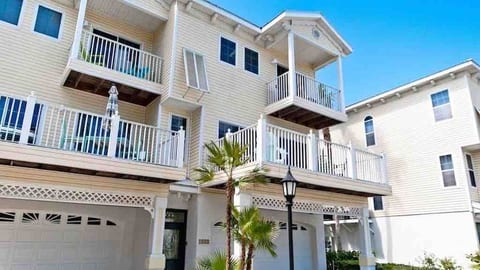 3-story Townhouse (Living areas on 2nd and 3rd Floors)
