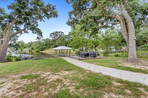 Bayou Breeze - Hot Tub, Fire Pit, Gulf Access
