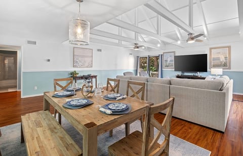 Coastal Charm - Beach, pickleball, golf, pets image 2