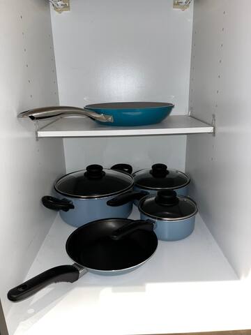 7 Min to IAH! Cozy Getaway w/WIFI & Free Parking! - Houston