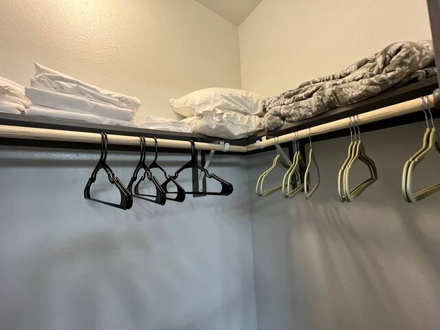 7 Min to IAH! Cozy Getaway w/WIFI & Free Parking! - Houston