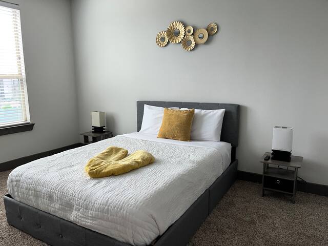 7 Min to IAH! Cozy Getaway w/WIFI & Free Parking! - Houston