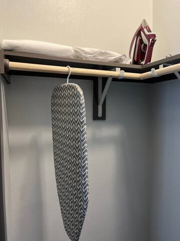 7 Min to IAH! Cozy Getaway w/WIFI & Free Parking! - Houston