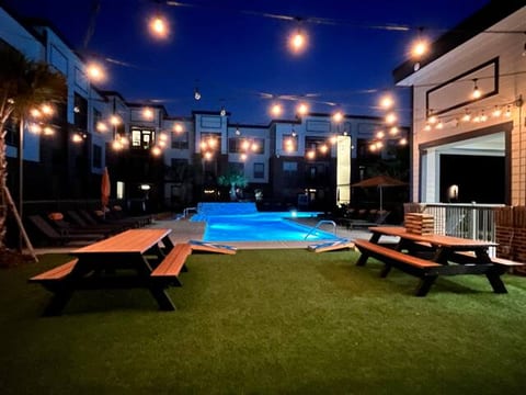 7 Min to IAH! Cozy Getaway w/WIFI & Free Parking!