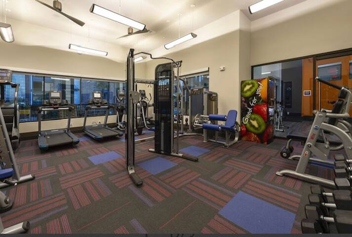 7 Min to IAH! Cozy Getaway w/WIFI & Free Parking! - Houston