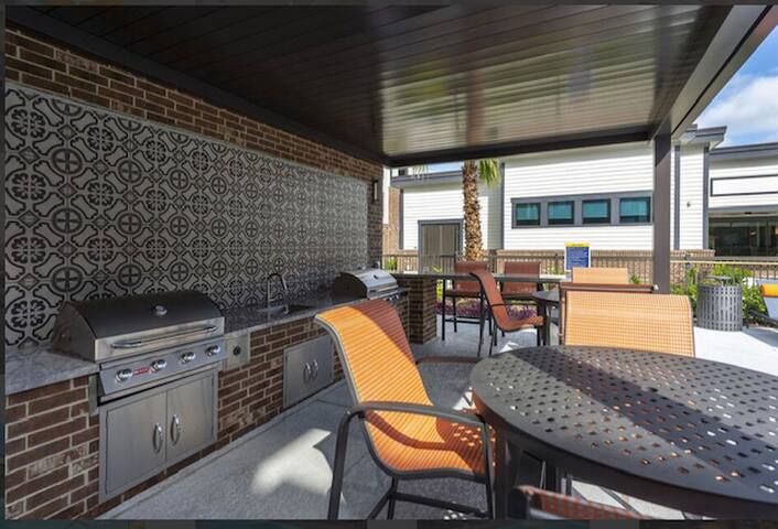 7 Min to IAH! Cozy Getaway w/WIFI & Free Parking! - Houston