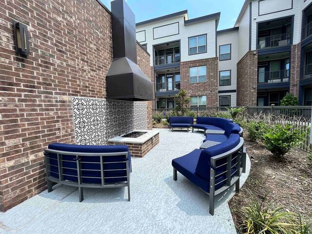 7 Min to IAH! Cozy Getaway w/WIFI & Free Parking! - Houston