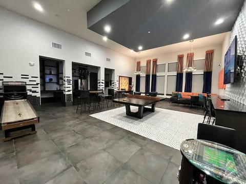 7 Min to IAH! Cozy Getaway w/WIFI & Free Parking!