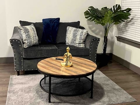 7 Min to IAH! Cozy Getaway w/WIFI & Free Parking!
