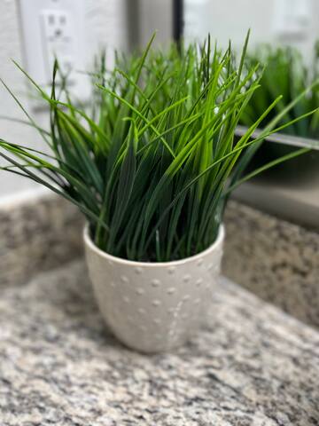 7 Min to IAH! Cozy Getaway w/WIFI & Free Parking! - Houston