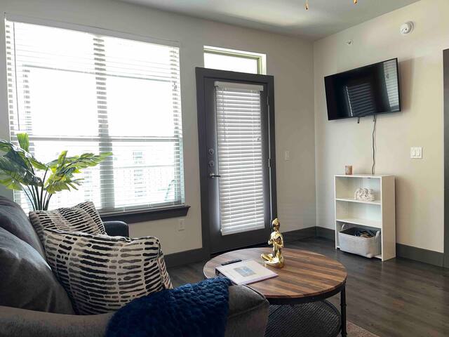 7 Min to IAH! Cozy Getaway w/WIFI & Free Parking! - Houston