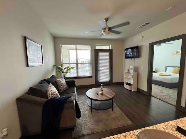 7 Min to IAH! Cozy Getaway w/WIFI & Free Parking! - Houston