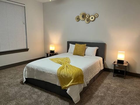 7 Min to IAH! Cozy Getaway w/WIFI & Free Parking!