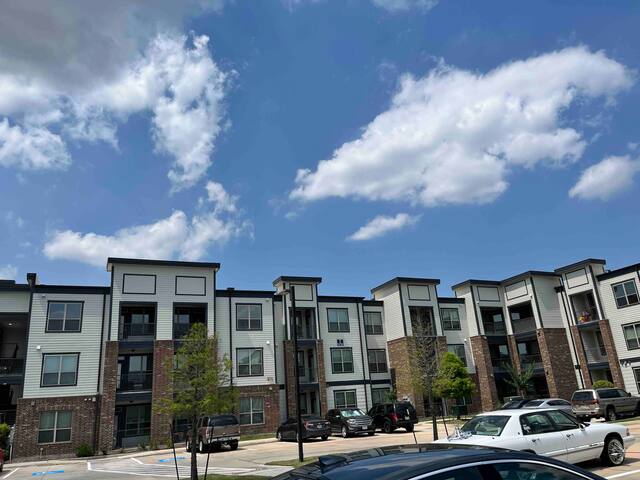 7 Min to IAH! Cozy Getaway w/WIFI & Free Parking! - Houston