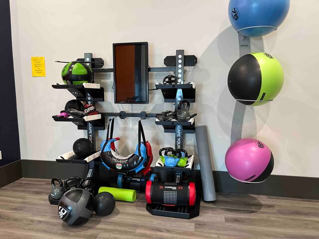 7 Min to IAH! Cozy Getaway w/WIFI & Free Parking! - Houston