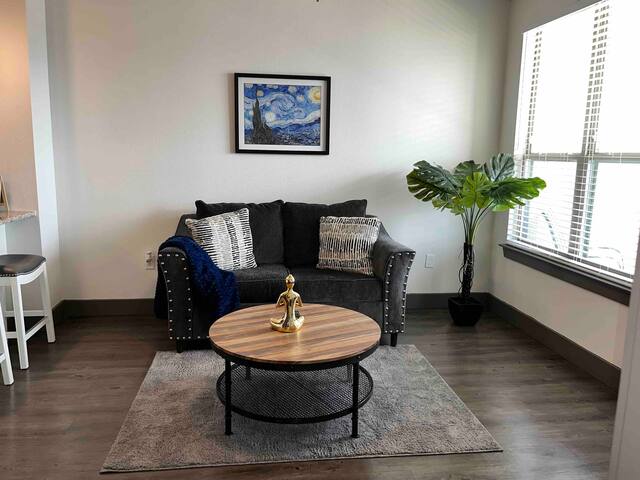 7 Min to IAH! Cozy Getaway w/WIFI & Free Parking! - Houston