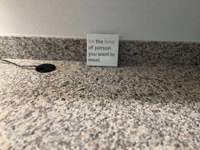 7 Min to IAH! Cozy Getaway w/WIFI & Free Parking! - Houston