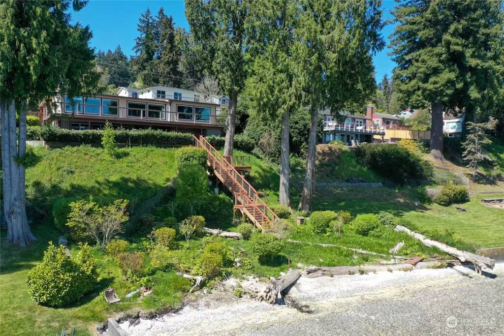 stunning-views!-pvt-beach+hottub+kayak+-mt-rainier/