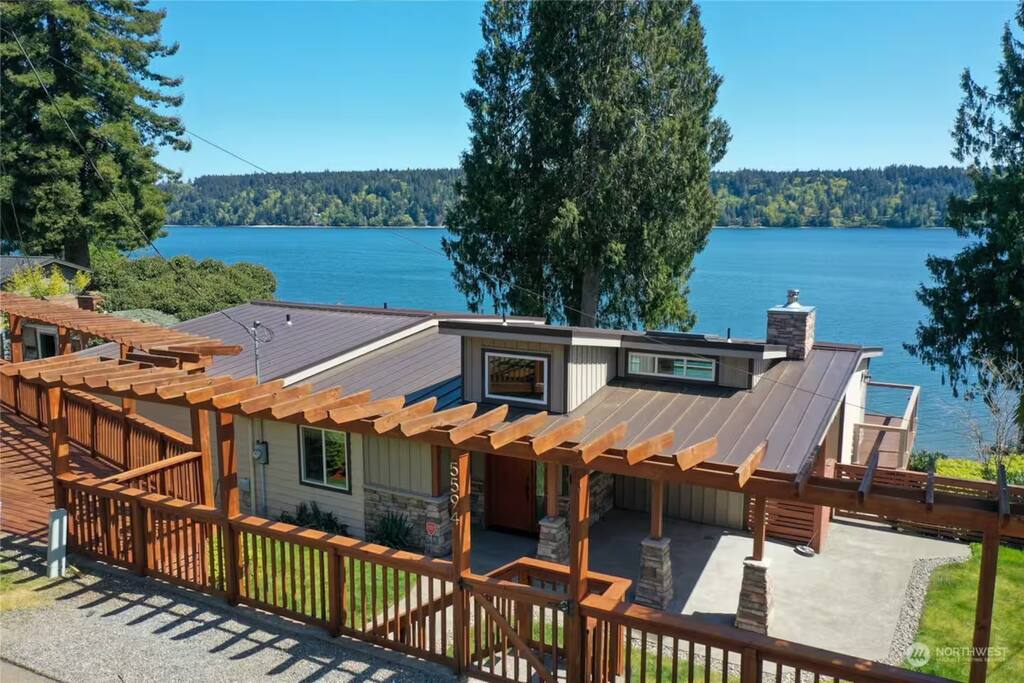 stunning-views!-pvt-beach+hottub+kayak+-mt-rainier/