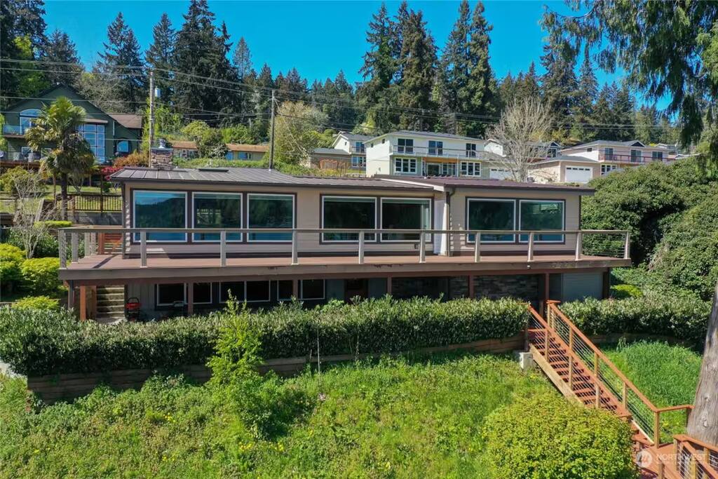 stunning-views!-pvt-beach+hottub+kayak+-mt-rainier/