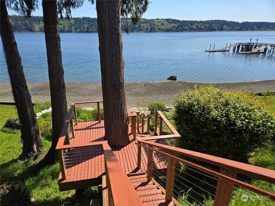 stunning-views!-pvt-beach+hottub+kayak+-mt-rainier/
