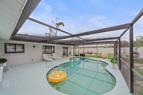 Perfect Sarasota Getaway:Close to all /Heated Pool