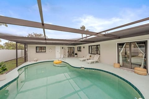 Perfect Sarasota Getaway:Close to all /Heated Pool